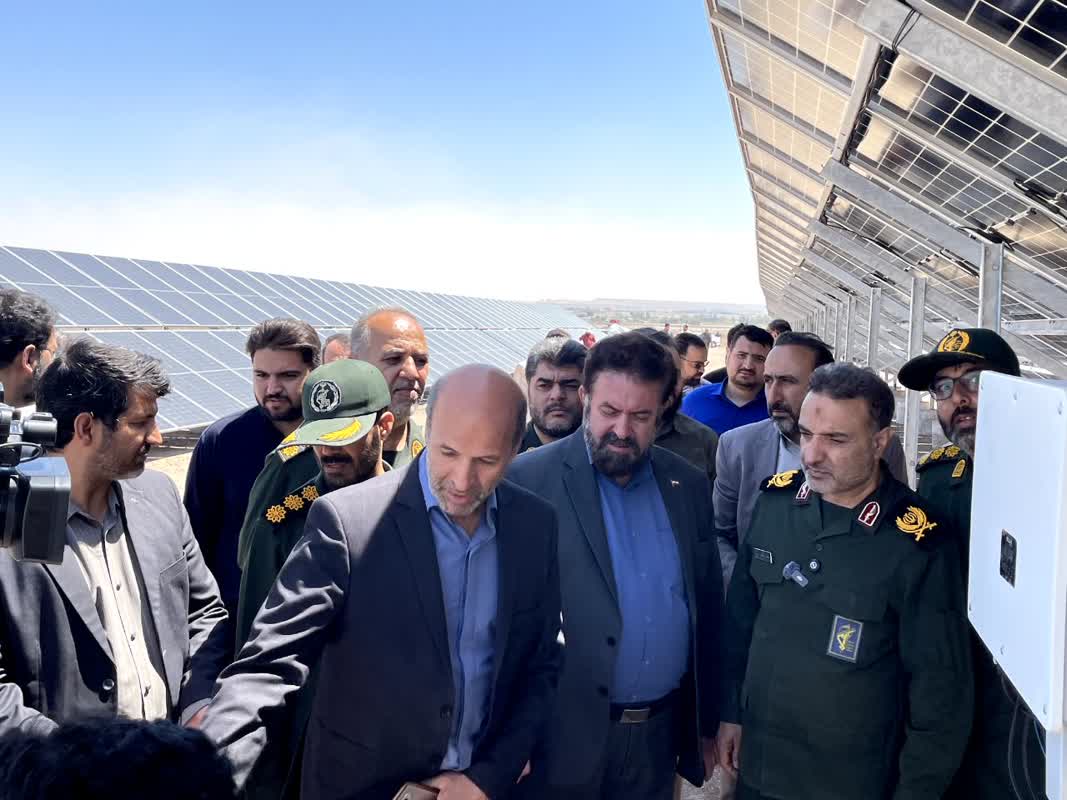 نیروگاه خورشیدی ۳۵۰ کیلو واتی شهید رئیسی در قم افتتاح شد نیروگاه خورشیدی ۳۵۰ کیلو واتی شهید رئیسی در قم افتتاح شد